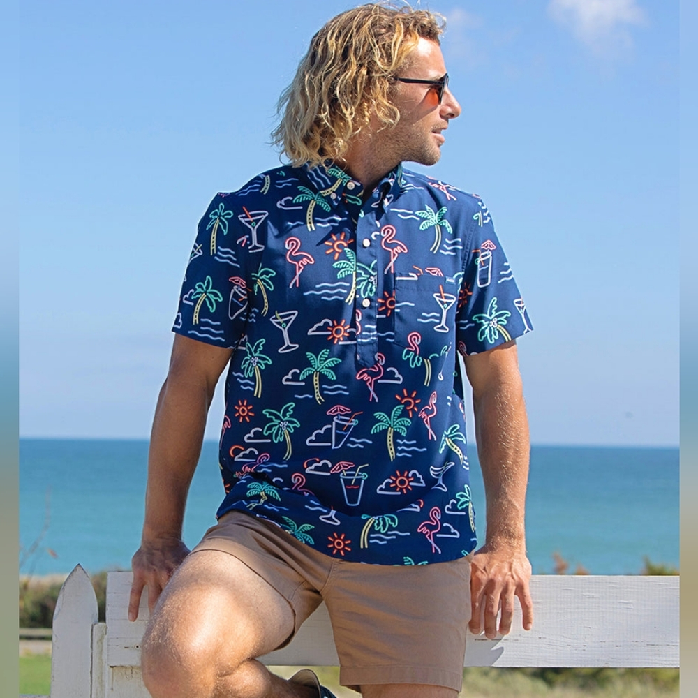 Chubbies Popover Shirt One Man Wolfpack Navy Graphic Flamingo Large